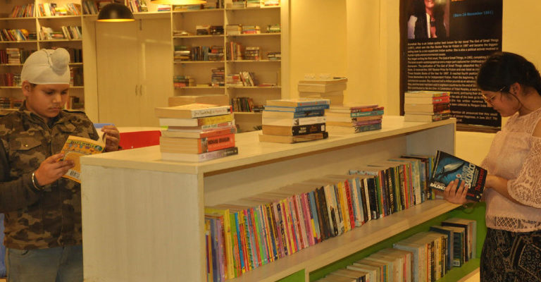 Kiran-Nagarkar-library-3
